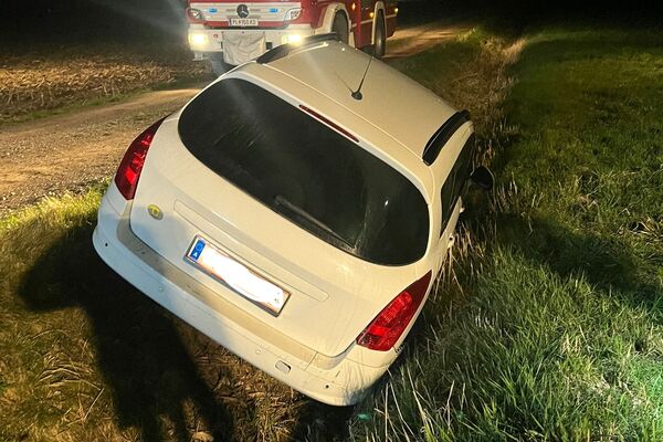 Ein weißes Auto ist nachts im Graben, während ein Feuerwehrfahrzeug in der Nähe steht. | © Feuerwehr Bohemkirchen