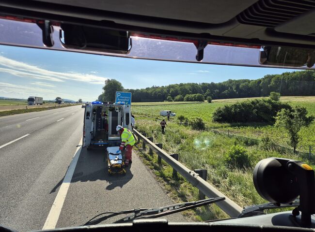 Rettungsdienst am Seitenstreifen der Autobahn bei Kesselhoff, während Einsatzkräfte eine Trage vorbereiten. | © Name