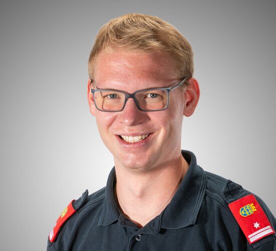 Bernhard Ziegler lächelt in Uniform des Landesfeuerwehrkommandos vor einem grauen Hintergrund. | © AFKDO-PLOST