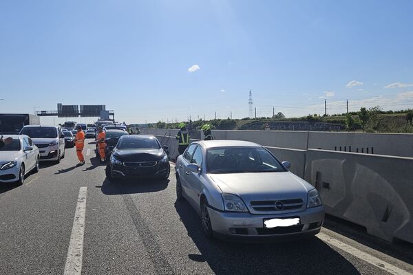 Ein Verkehrsunfall auf der Autobahn mit Feuerwehr und Einsatzkräften, die den Verkehr regeln. | © Name
