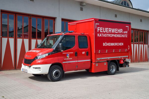 Ein rotes Feuerwehrfahrzeug steht vor der Feuerwehrstation in Böheimkirchen, bereit für den Einsatz. | © Name