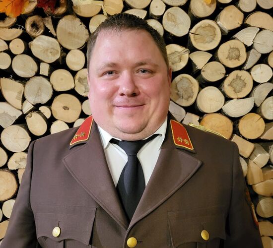 Portraitfoto in brauner Uniform