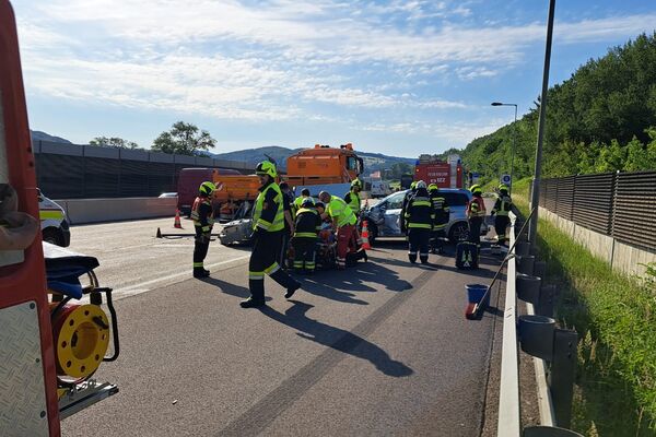 Rettungskräfte arbeiten an einem Verkehrsunfall auf der Autobahn mit mehreren Einsatzfahrzeugen. | © Name