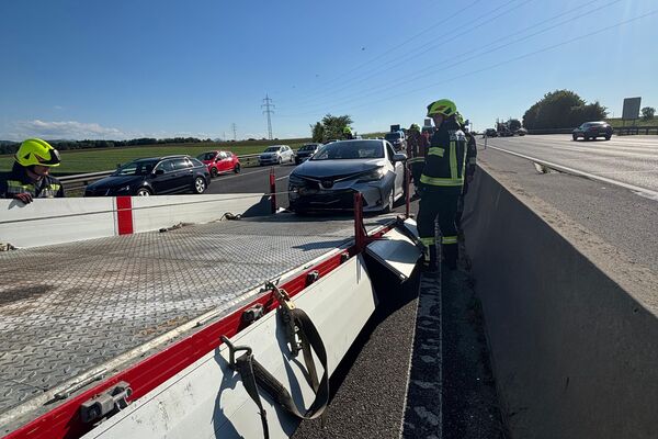 Rettungskräfte sichern eine Unfallstelle auf der Autobahn mit einem abgeschleppten Fahrzeug. | © Name