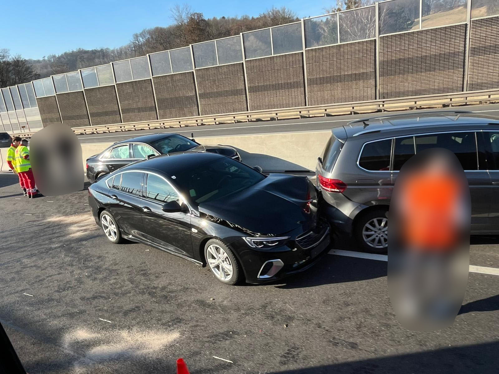 Ein Unfall auf der Autobahn zeigt mehrere Fahrzeuge und Einsatzkräfte bei der Unfallaufnahme.