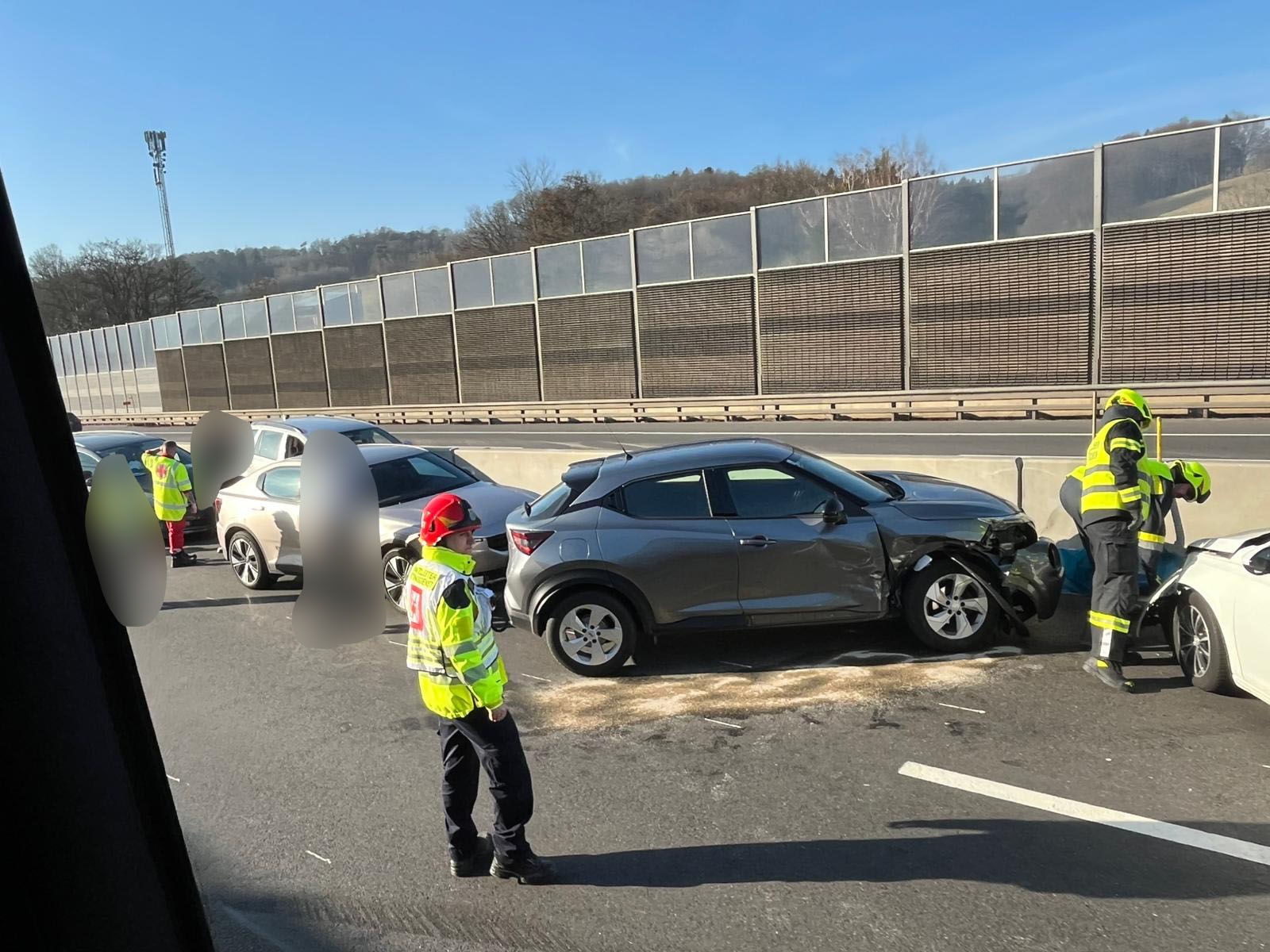 Ein Verkehrsunfall mit mehreren Fahrzeugen auf der Autobahn, Rettungskräfte sind vor Ort. | © Name