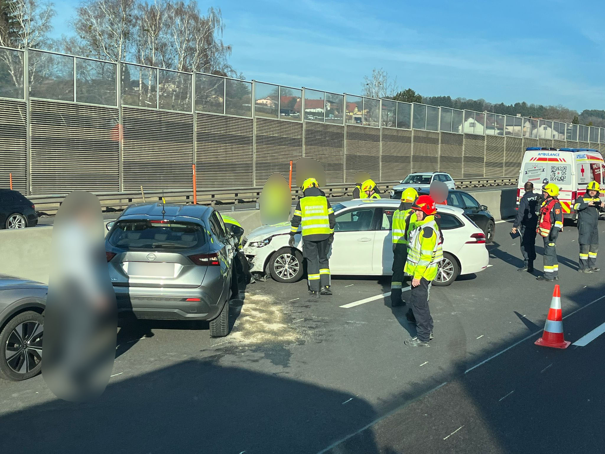 Rettungskräfte helfen nach einem Verkehrsunfall auf der Autobahn, mehrere Autos sind beteiligt. | © Name